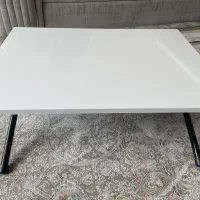 میز تحریر نشسته
