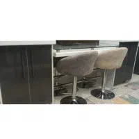 جزیره آشپزخانه به همراه صندلی