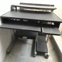 میز کامپیوتر تمیز در حد نو
