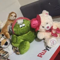 تعدادی عروسک وسرویس  خواب بچه