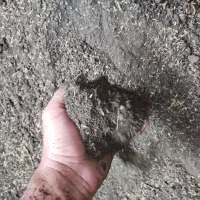 خاک آماده باغچه و گلدان گل آپارتمانی ورمی کمپوست