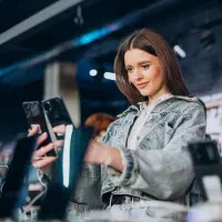 فروشنده خانم در مغازه موبایل فروشی