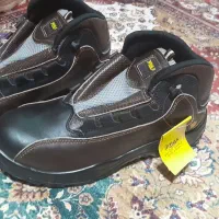 دوعدد کفش ایمنی سایز یکی ۴۲ویکی ۴۳
