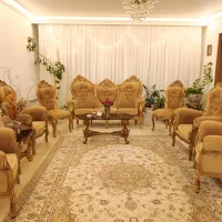 مبل سلطنتی ۹نفره بسیار تمیز با میز جلومبلی و۲ عسلی