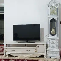 میز تلویزیون وساعت