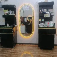 به یک همکار و یک کارآموز آرایشگر مردانه کازرون
