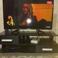 میز‌تلویزیون شیشه ترک