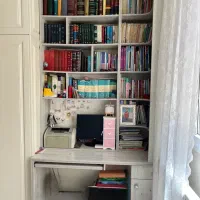 کتابخانه و میز مطالعه و کامپیوتر