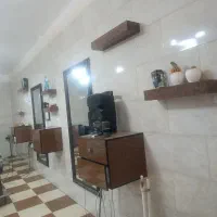 این دکور بفروش میرسد با صندلی انتظار در حد نو