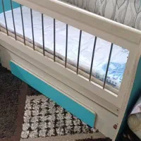 تخت بچه همراه با تشک در حد نو
