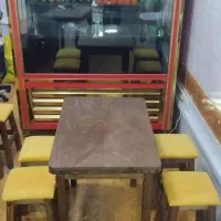 میز و چهارپایه چوبی
