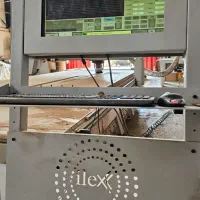 نیروی خانم آشنا به دستگاه CNC ام‌دی‌اف