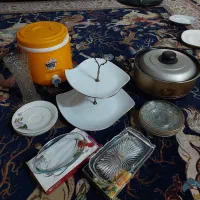 تعدادی ظرف و وسایل آشپزخانه و گلدان