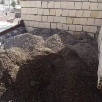 کارگر مصالح کش.حمل نخاله از پله