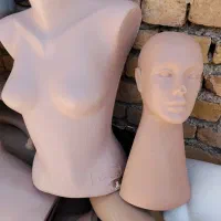 مانکن پلی استر ایستاده و تن پوش هم زنانه هم مردانه