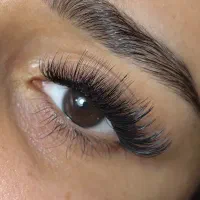 اکستنشن مژه حرفه‌ای با بهترین متریال