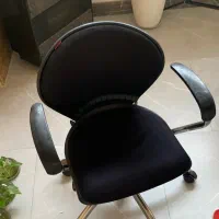میز و دوتا صندلی