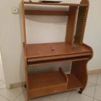 میز تحریر و کامپیوتر
