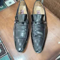 یک‌ جفت کفش ورنی مشکی شماره ۴۱