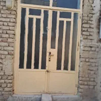دو عدد پنجره در حد نو با شیشه ودرب