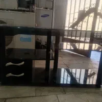 میز تلویزیون شیشه‌ای