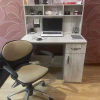 میز تحریر با صندلی در حد نو‌
