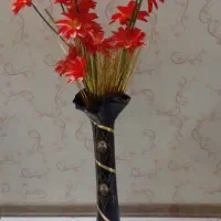 گلدان با دو مدل گل داخلش