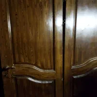 در چوبی با چهار چوب و دستگیره و قفل سالم