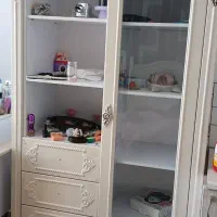 دوعدد تخت نوجوان همراه کمد و اینه و میز ارایش