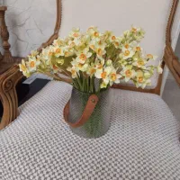 گلدان با گل نرگس خارجی