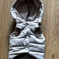 کاپشن پُف‌دار و قلاده کتفی سگ بسیار نو