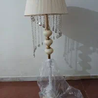 آباژور ایستاده
