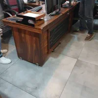 میز مدیریت و میز کارمندی و صندلی چرخدار دار