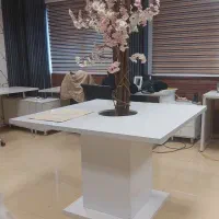 میز مربعی همراه با گل مصنوعی