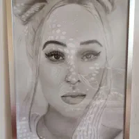 تابلو سیاه قلم زن زیبا