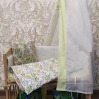 تخت گهواره ای کنار مادر چوبی