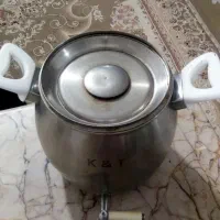 یک کتری رو گازی شیردار وَ یک عدد ساعت دیواری
