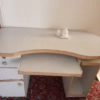 میز تحریر و کامپیوتر