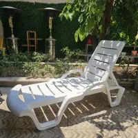 یک عدد تخت استخری و یک عدد تخت خواب فلزی