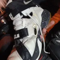 کفش والیبال در حد نو