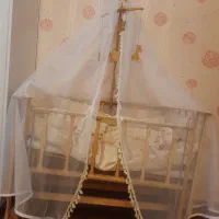 گهواره و تخت کنار مادر