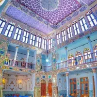 نیروی کار خانم در آشپزخونه بیرون بر