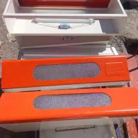 قفسه مغازه و صندلی