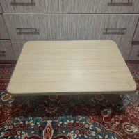 میز کار یا تحریر نشسته