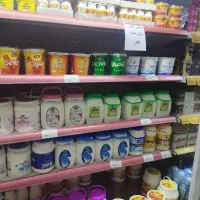 کارگر و فروشنده شیفت شب سوپرمارکت