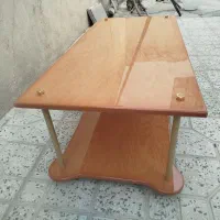 میز جلو مبلی چوبی به رنگ عسل بسیار شیک