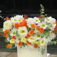 باکس گل سفید و نارنجی و سبز کد ۱۱۴۳ گلاریس