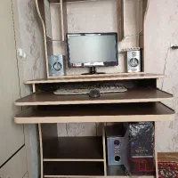 میز تحریر و کامپیوتر