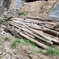 تیر چوبی گرد سقفی و کنده درخت خانه قدیمی