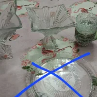 تعدادی ظروف شیشه میوه خوری سینی پیاله